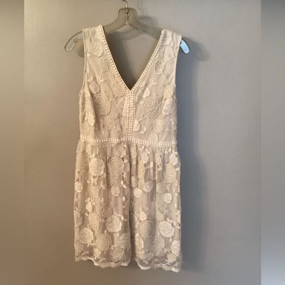 ALTAR'D STATE LARGE IVORY GOLD FLORAL LACE V NECK SLEEVELESS PARTY DRESS - Picture 2 of 7